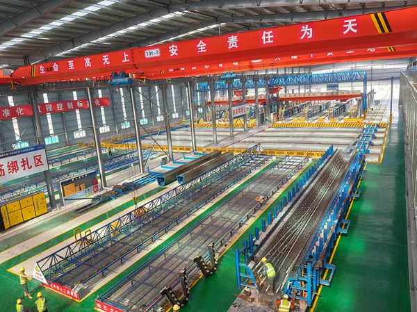 中鐵十二局廣珠改擴建智慧化梁場箱梁澆筑施工現場